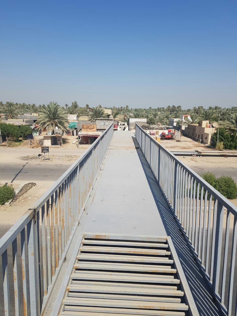 طرق وجسور كربلاء تواصل أعمال جسر المشاة امام معهد كربلاء