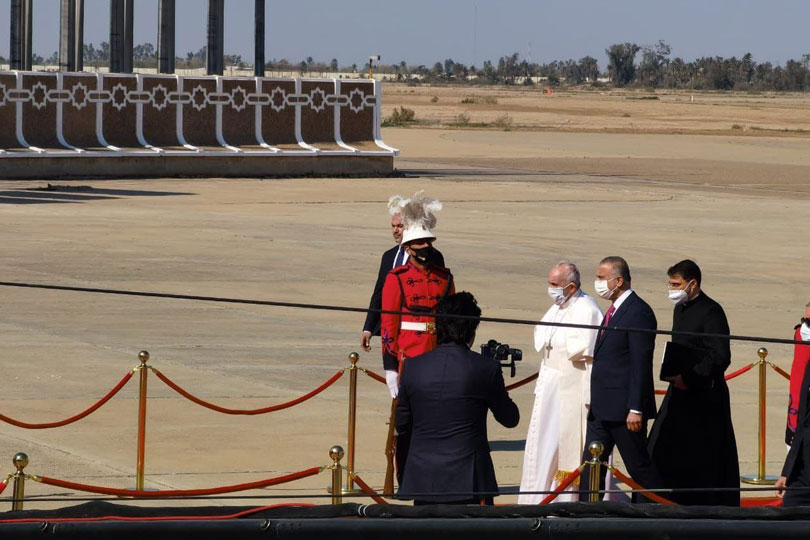 استقبال الكاظمي للبابا فرنسيس في مطار بغداد