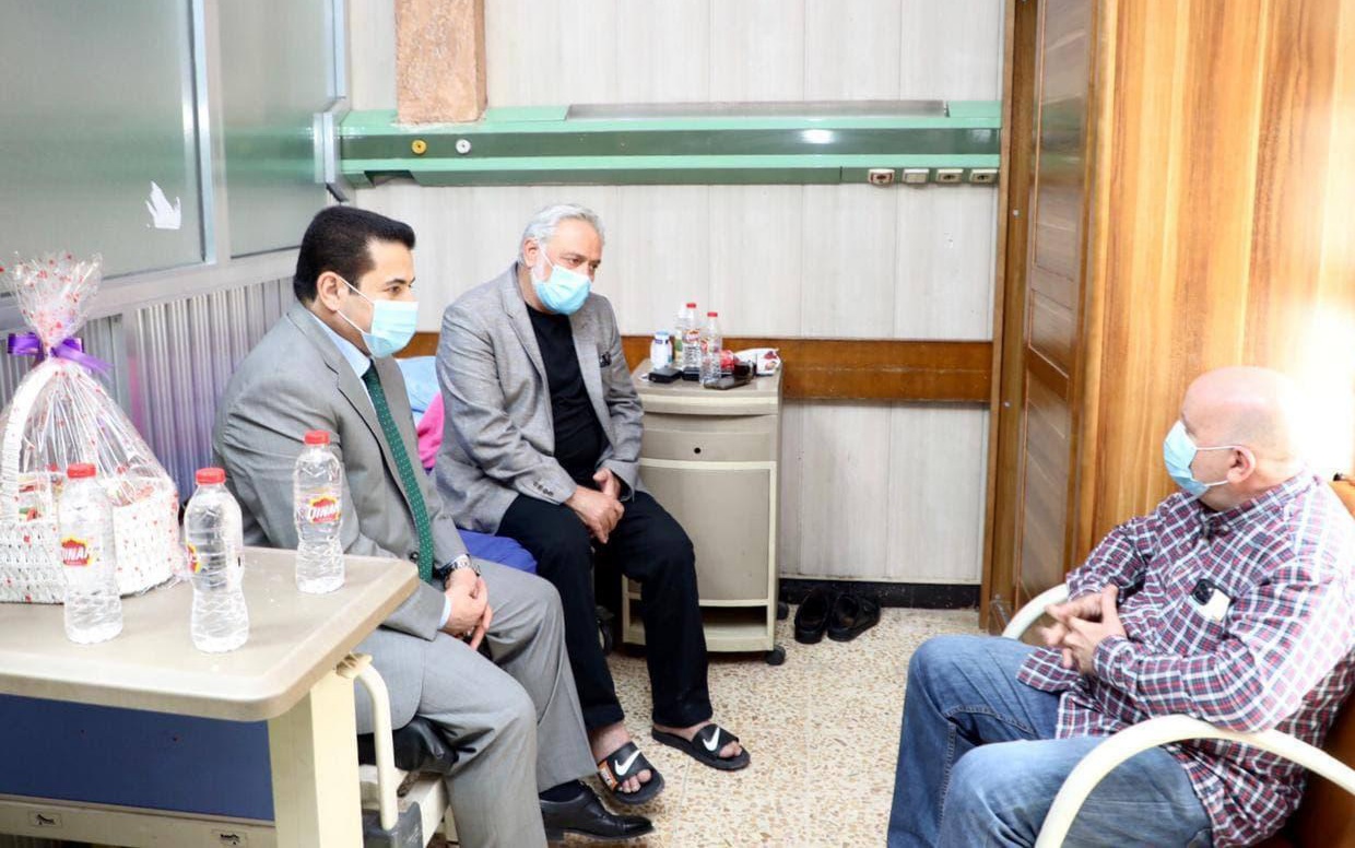 مستشار الأمن القومي يزور الفنان مازن محمد في المستشفى