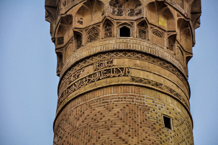 جزء من منارة مسجد النخيلة يبن الكتابات الاسلامية القديمة
