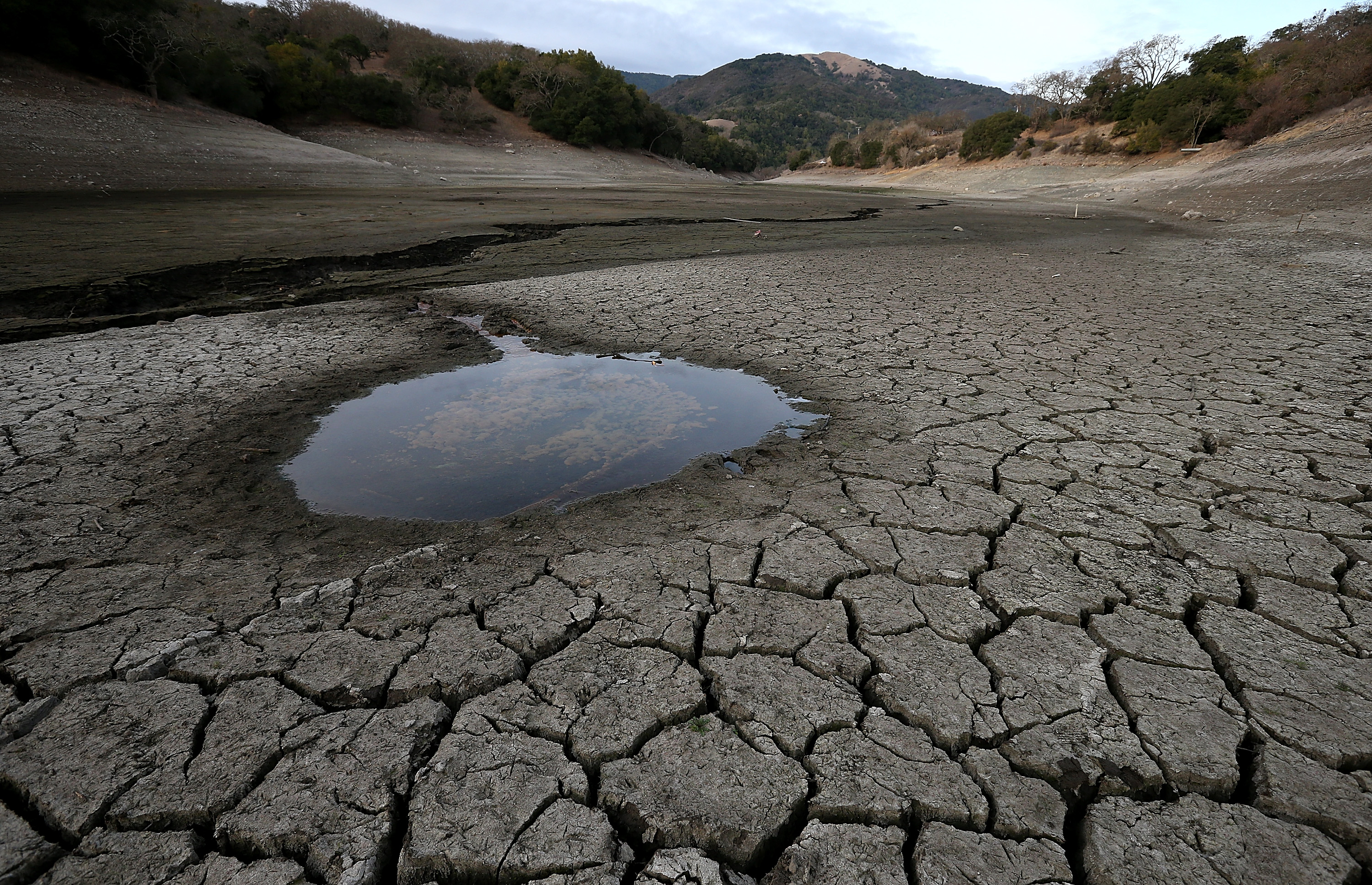Пересохший водоем. Опустынивание Калифорния. Дефицит воды. Высохшее озеро. Истощение водных ресурсов.