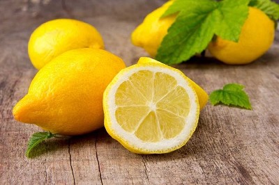 كيف يساعد مشروب الليمون الساخن على علاج نزلات البرد؟