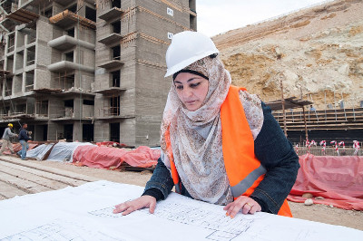 النساء العاملات في الوطن العربي.. بين قسوة الزمان وآراء المجتمع