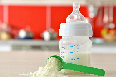 الحليب الصناعي.. ماهي مكوناته وهل يشبع الطفل؟