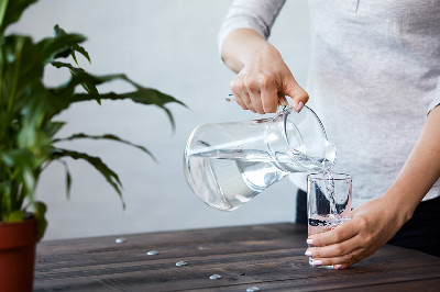 شرب 8 أكواب من الماء يومياً جيد للصحة.. خرافة أم حقيقة؟